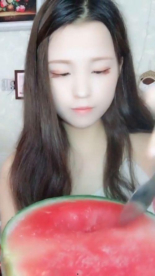 直发小姐姐吃瓜,直发小姐姐的瓜田奇遇记