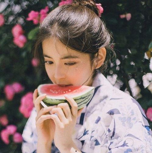 趴地上吃瓜头像男生,接地气的美食时光