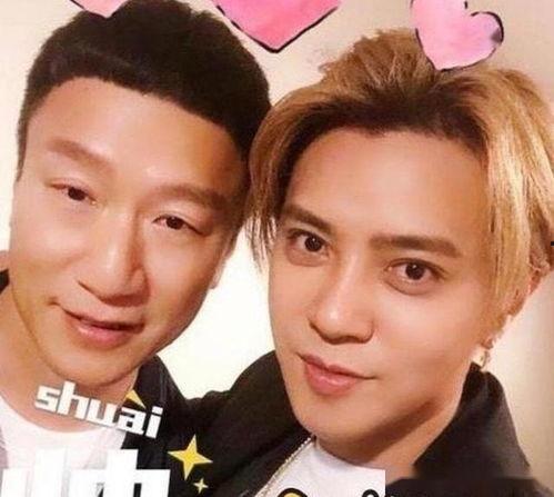 夫妻吃瓜同步,共享生活点滴