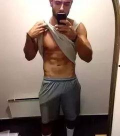 健身男教练吃瓜,揭秘健身圈幕后趣事