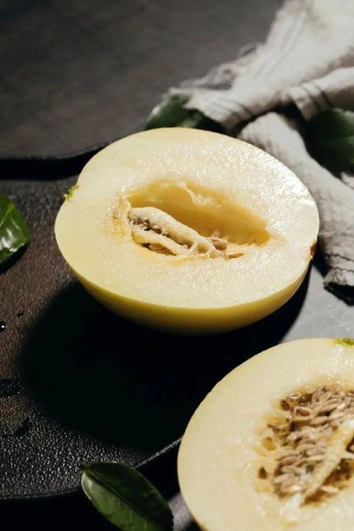 陕西情侣吃瓜,共享夏日悠闲时光