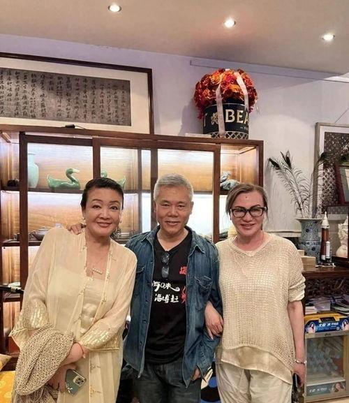 富豪吃瓜看戏图片,吃瓜看戏，揭秘豪门生活百态