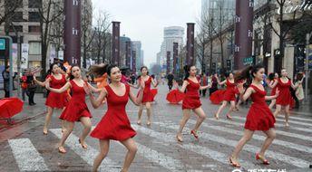 街头围观吃瓜图片,围观群众聚焦神秘吃瓜现场